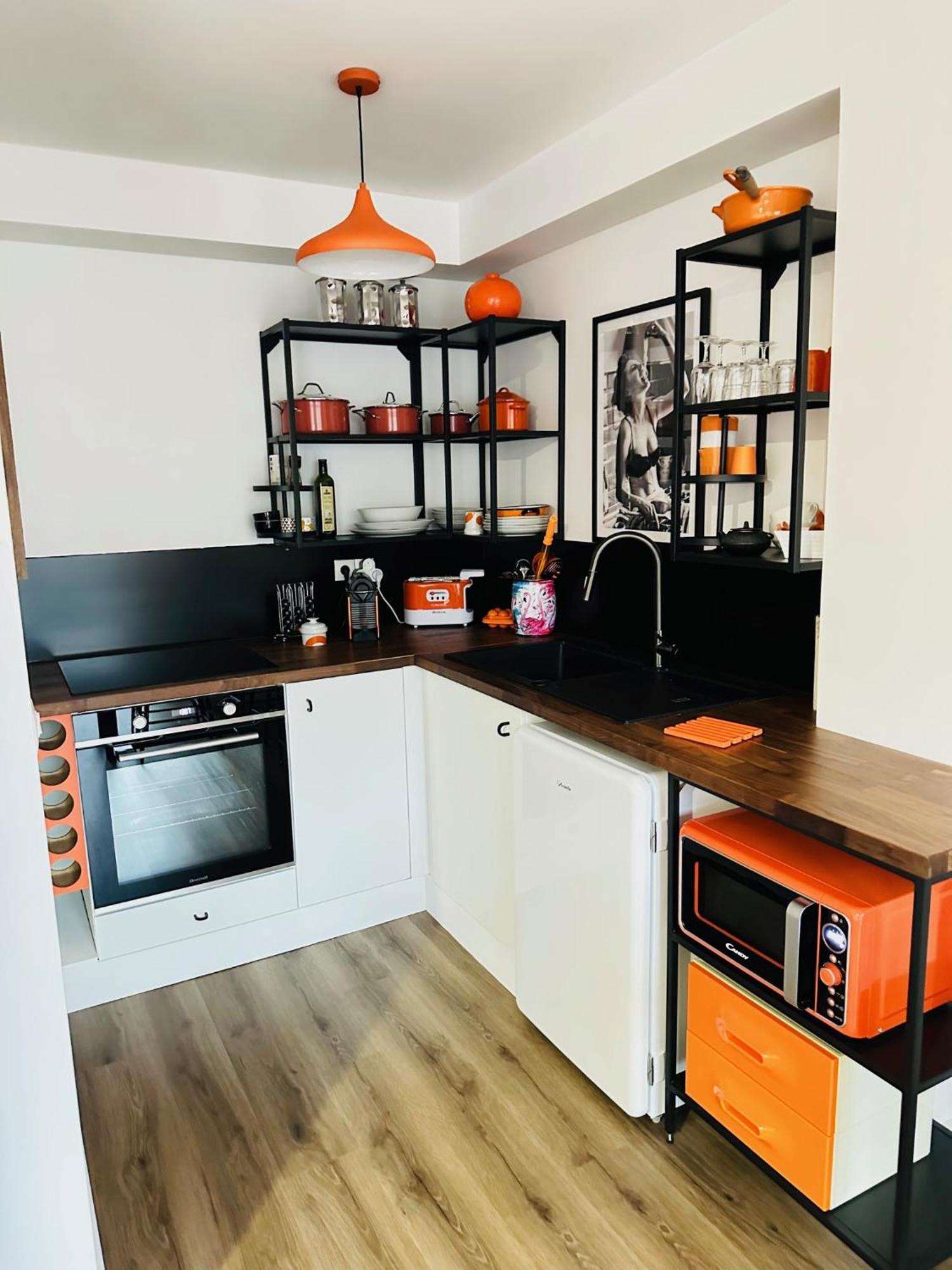 Orange Apartment *